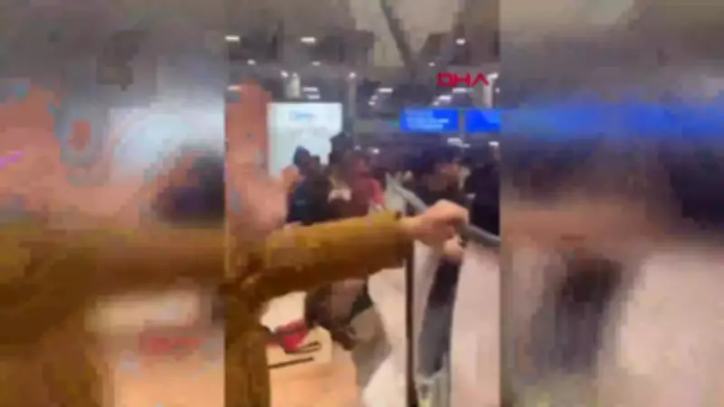 İstanbul'da Şiddetli Fırtına: Bina Çatıları Uçtu, Dev Dalgalar Mendirekleri Aştı