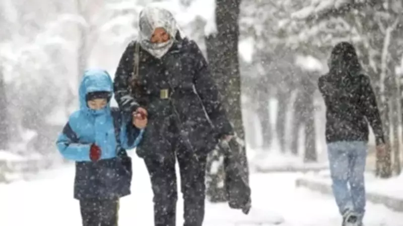 İstanbul'da Kar Yağışı Sürüyor: Yarın Okullar Tatil Mi?