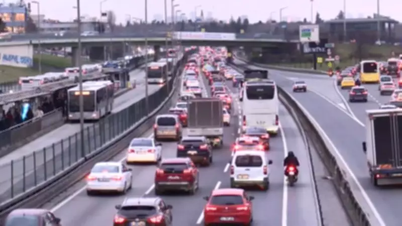 İstanbul'da Pazartesi Trafiği Yoğunluğu Yüzde 63'e Ulaştı