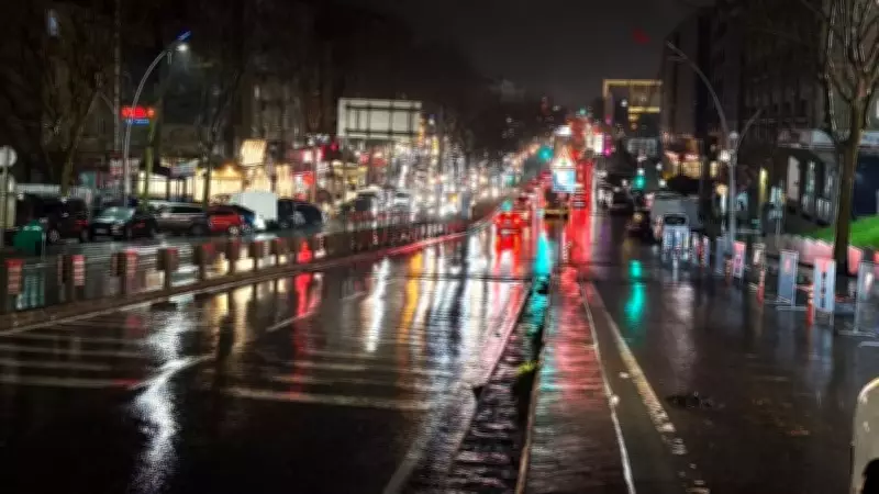 İstanbul'da Sağanak Yağış Hayatı Olumsuz Etkiliyor: Trafik ve Su Birikintileri