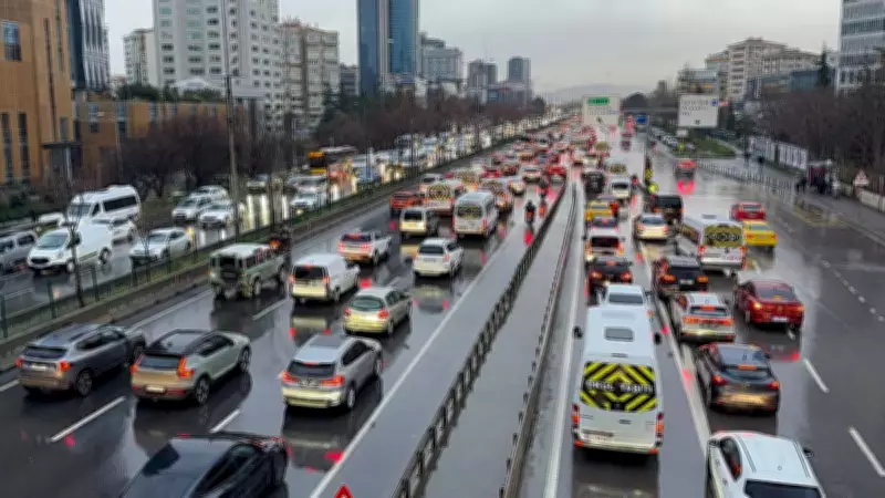 İstanbul'da Sağanak Yağış Trafiği Felç Etti: Yoğunluk Yüzde 90'a Ulaştı