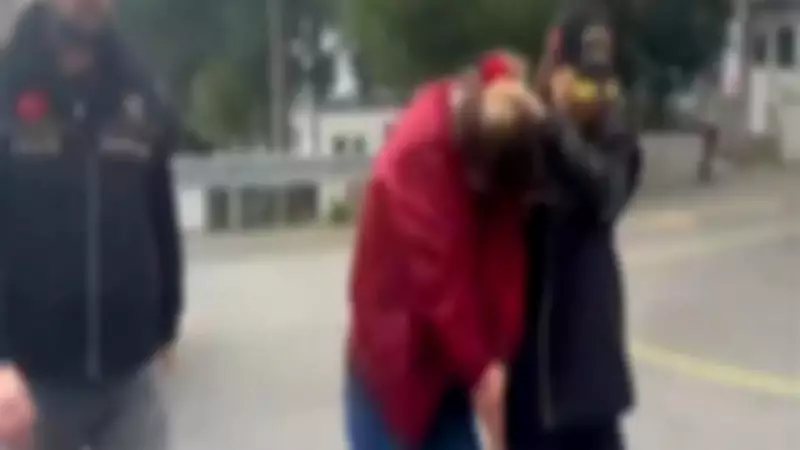 İstanbul'da Savcı Olduğunu İddia Ederek Otobüste Yolcuyu Tehdit Eden Şüpheli Tutuklandı