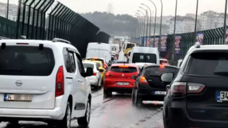 İstanbul'da Tozlu Yağmur Trafiği Felç Etti: Yoğunluk Yüzde 89'a Ulaştı