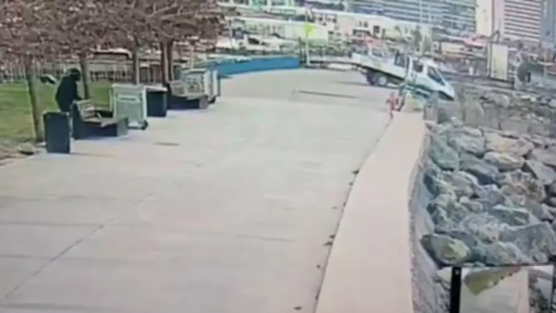 İstanbul'da Zabıta Aracı Denize Uçtu: Kaza Anı Güvenlik Kamerasında