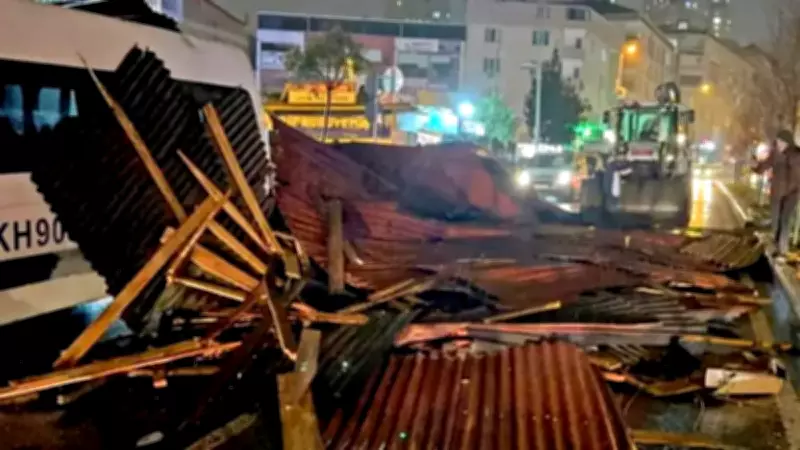 İstanbul'u Fırtına Vurdu: Çatılar Uçtu, Araçlar Hasarlı, Dalgalar Mendirekleri Aştı
