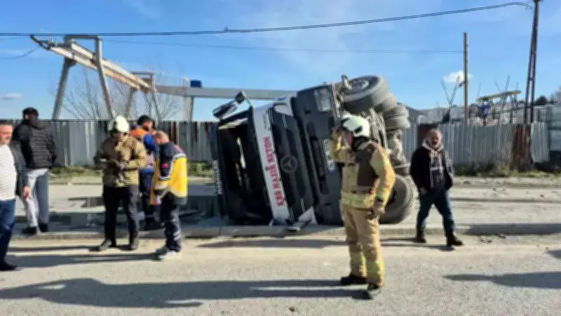 Sultangazi'de Beton Mikseri Devrildi: Sürücü Yaralandı, Trafik Durdu