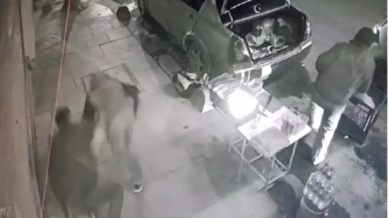 Sultangazi'de Korkunç Saldırı: Kaldırımda Oturanlara Ateş Açıldı, Şüpheliler Kaçtı