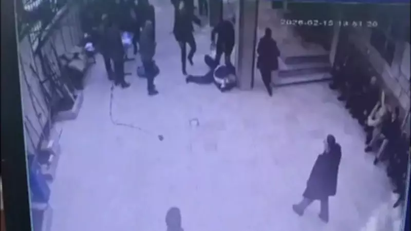 Sultangazi'de Yeğenlerin Dayıya Kaldırım Taşıyla Saldırısı Kameralara Yansıdı