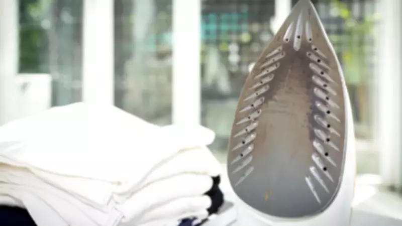 Ütü Tabanı Kararmasına Son! Sadece 2 Malzemeyle Pırıl Pırıl Yapın