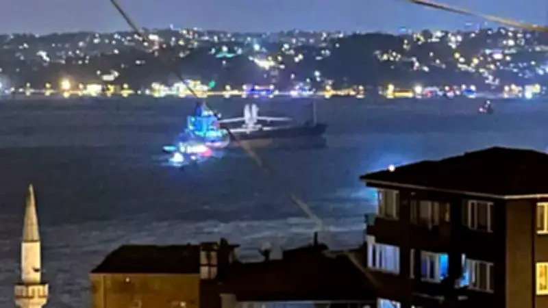 Talihsiz Kargo Gemisi Razouk, İstanbul'da Fırtınada Demir Taradı, Yardım Çağrısı Yaptı