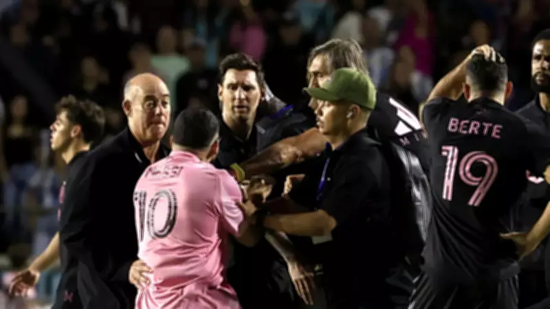 Taraftar Sahaya Atladı, Messi'yi Zor Durumda Bıraktı!