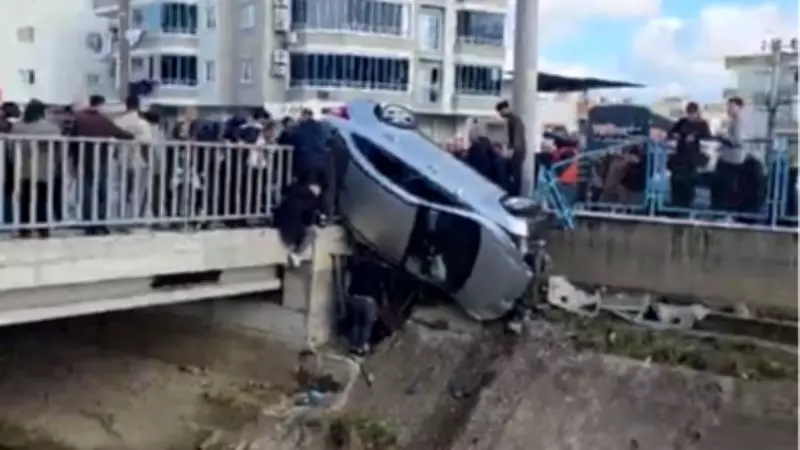Tarsus'ta Köprüde Meydana Gelen Kazada Araç Korkuluklara Asılı Kaldı, 6 Yaralı