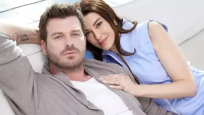 Tatlıtuğ Çifti Cumartesi Kaçamağı Yaptı: Sahildeki Doğal Halleri Hayran Bıraktı