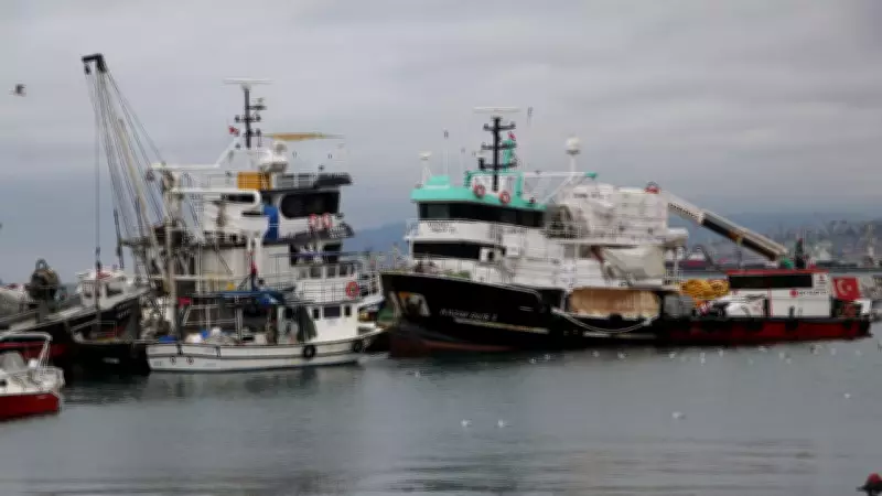 Tekirdağ'da Lodos Fırtınası Deniz Ulaşımını Felç Etti: 9 Gemi Demirledi