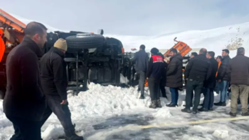 Tendürek Geçidi'nde Kar Küreme Aracı Devrildi: 2 Kişi Hayatını Kaybetti