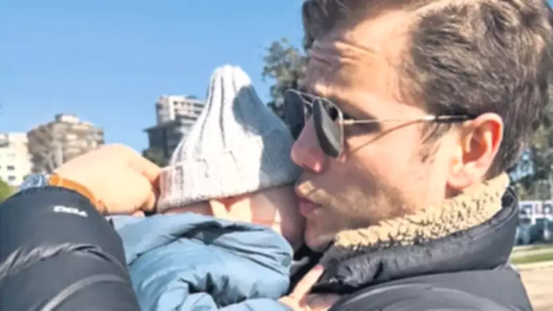 Tolga Sarıtaş'tan Baba-Oğul Anı: Sosyal Medyada Paylaştığı Poz Şaşırttı