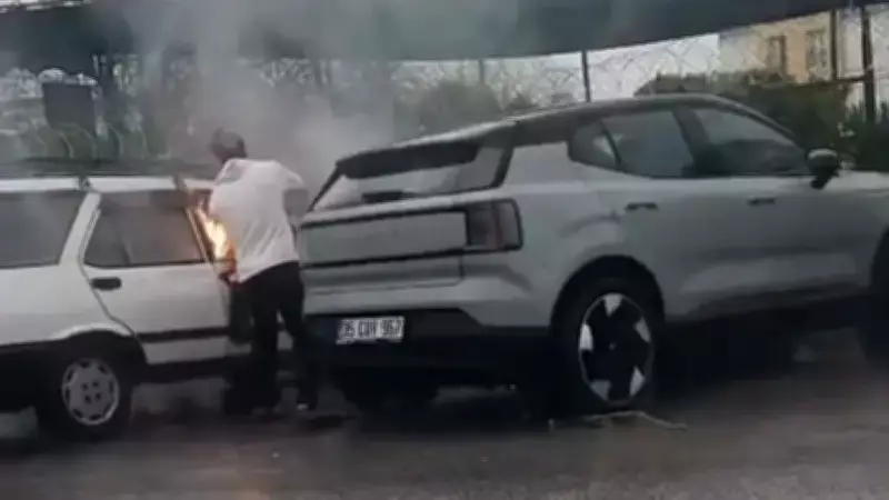 Torbalı'da Park Halindeki Araçta Çıkan Yangın Vatandaşların Hızlı Müdahalesiyle Söndürüldü