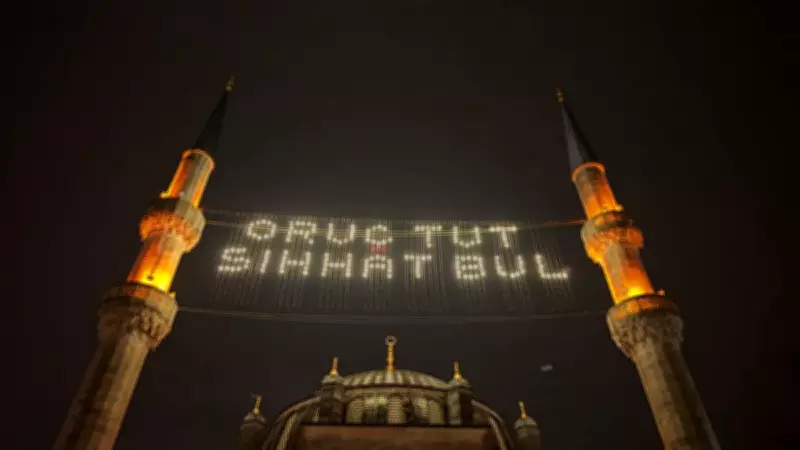 Türkiye'de Camilerde İlk Teravih Namazı Kılındı, Dualar Yükseldi