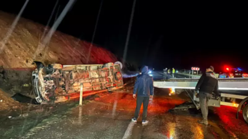 Uşak'ta İşçi Servisi Şarampole Devrildi: 17 Kişi Yaralandı