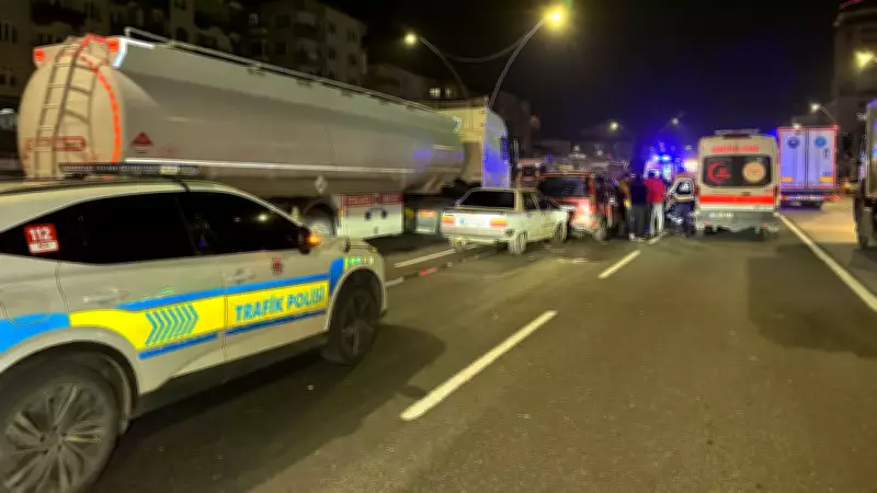 Uşak'ta Zincirleme Trafik Kazası: 6 Kişi Yaralandı, Hastaneye Kaldırıldı