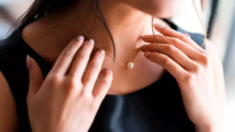 V Yaka ve Kare Yaka İçin Kolye Tüyoları: Stilinizi Konuşturun