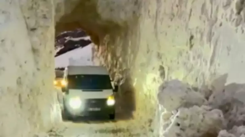 Van Bahçesaray'da Çığ Sonrası Kar Tüneliyle Ulaşım Sağlanıyor