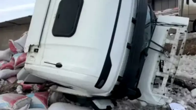 Van Erciş'te Tır Şarampole Devrildi: 1 Yaralı