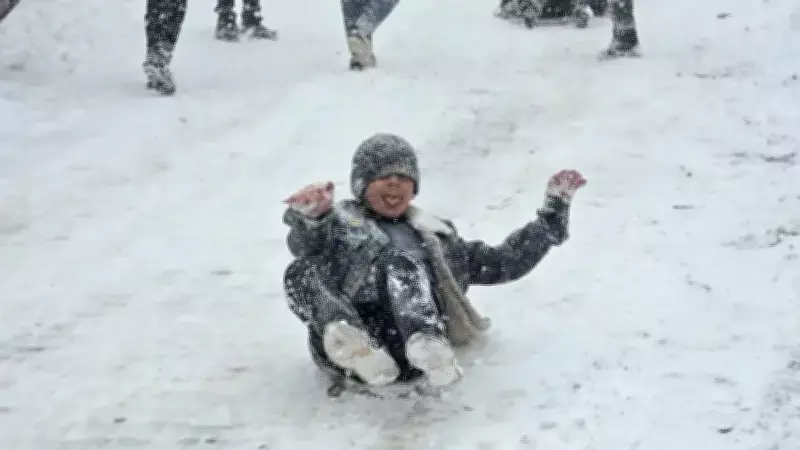 Van'ın Bir İlçesinde Yoğun Kar Nedeniyle Taşımalı Eğitime Ara Verildi
