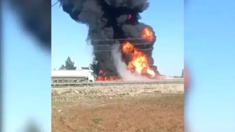 Viranşehir'de Yakıt Yüklü TIR Devrildi ve Alev Aldı, Şoför Hastanelik Oldu