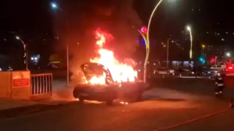 Yozgat'ta Seyir Halindeki Otomobil Alev Alev Yanarak Kullanılamaz Hale Geldi