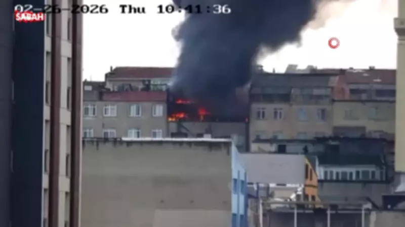 Zeytinburnu'nda 6 Katlı Binanın Çatı Katında Çıkan Yangın İtfaiye Müdahalesiyle Söndürüldü