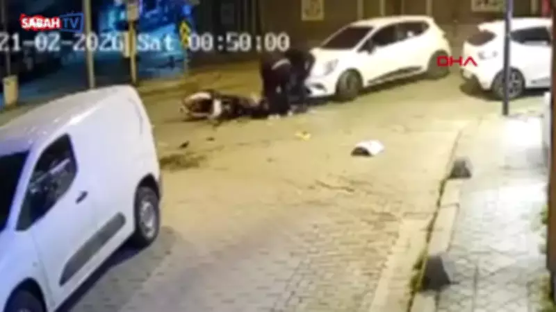 Zeytinburnu'nda Kafa Kafaya Çarpışma: Motosikletli Yaralandı, Kaza Anı Kameralara Yansıdı
