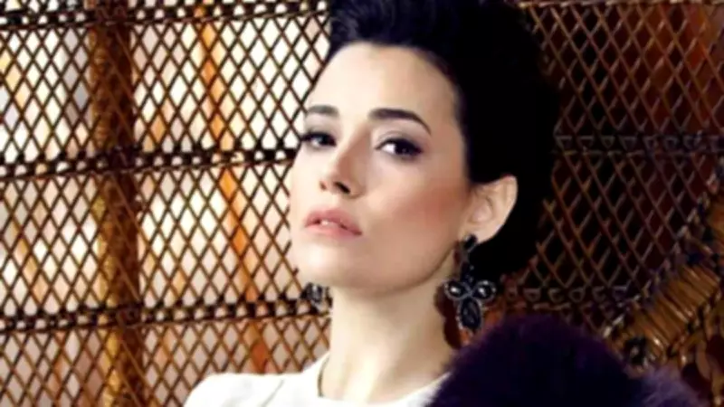 Özgü Namal, Berlin Dönüşünde Havalimanında Aşkını Doğruladı