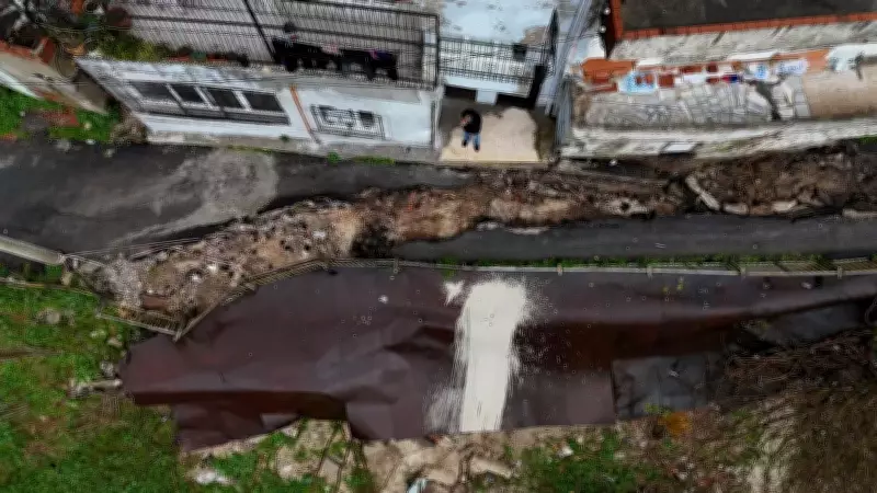 İzmir'de Altyapı Krizi: Şiddetli Yağış Cadde ve Sokakları Göle Çevirdi