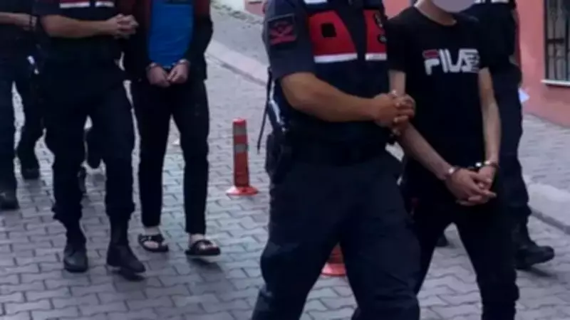 İzmir'de DEAŞ Operasyonu: 8 Şüpheli Yakalandı, 1 Firari Aranıyor