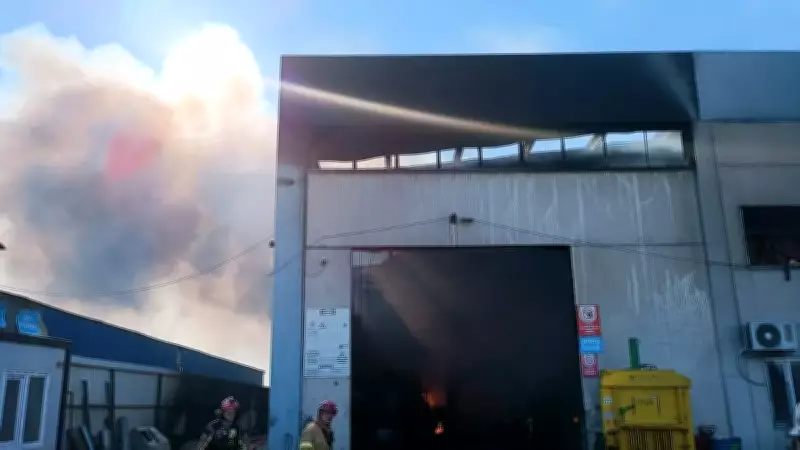 İzmir'de Geri Dönüşüm Fabrikasında Büyük Yangın: İtfaiye Müdahalesi Devam Ediyor