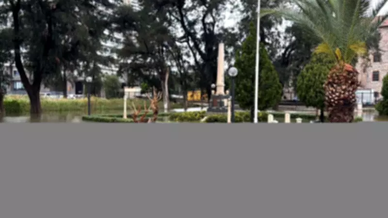 İzmir'de Gök Gürültülü Sağanak Yaşamı Felç Etti: Deniz Rengi Değişti