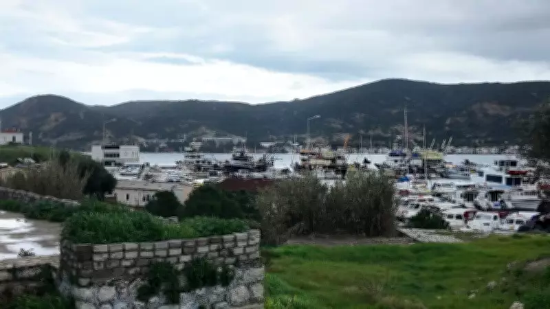 İzmir'de Göçmen Teknesi Battı: 3 Ölü, 4 Kayıp, Kurtarma Çalışmaları Sürüyor