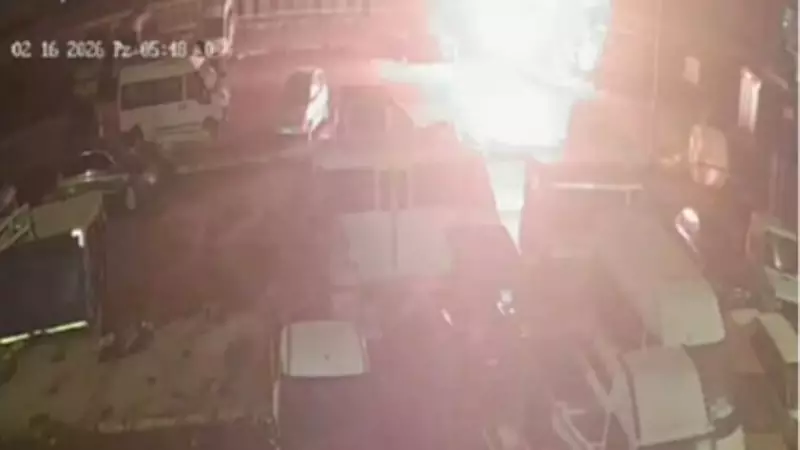 İzmir'de Hurda Otobüste Çıkan Yangında 16 Yaşındaki Genç Hayatını Kaybetti