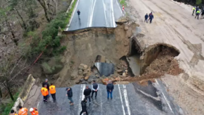 İzmir'de Şiddetli Yağış Selçuk-Aydın Karayolunda Çökmeye Neden Oldu