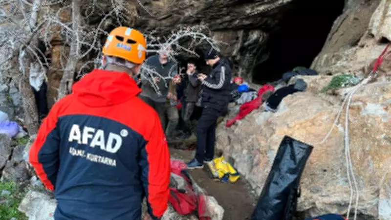 İzmir'de Mağara Araştırmacısı Çukura Düştü: Kurtarma Operasyonu Başlatıldı
