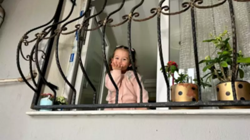 İzmir'de Çöp Kamyonu Şoförü ile 3 Yaşındaki Ayşe'nin Pencere Dostluğu