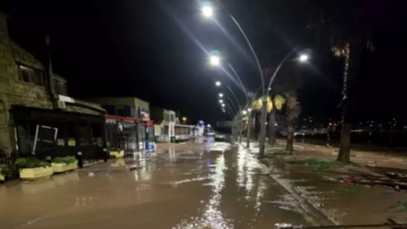 İzmir'de Sağanak Sele Dönüştü: Yeni Foça Sular Altında Kaldı!