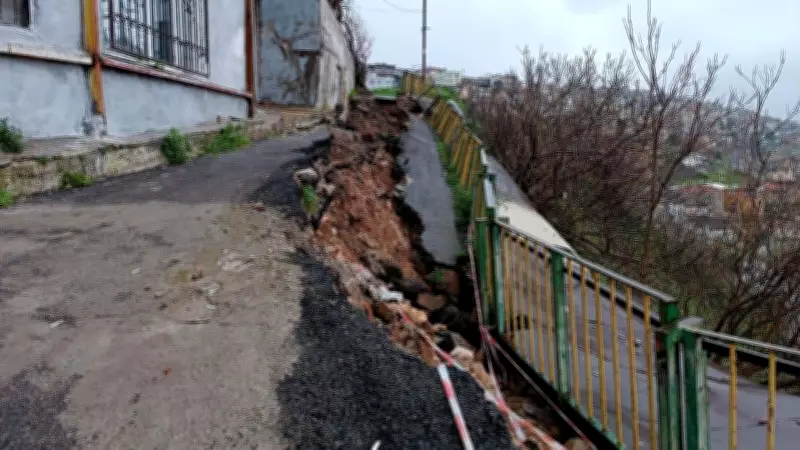 İzmir'de Sağanak Sonrası Asfalt Yol Çöktü: İki Ev Risk Altında