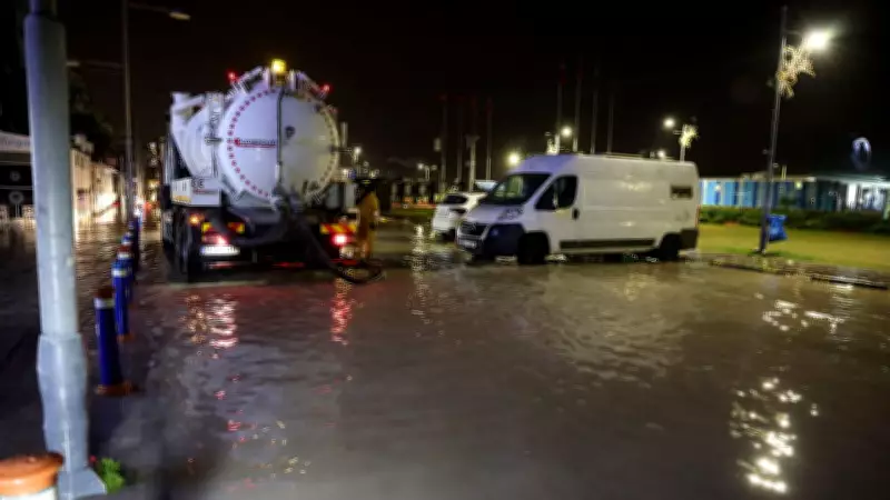 İzmir'de Sağanak Yağış: Cadde ve Sokaklar Göle Döndü, Sürücüler Zor Anlar Yaşadı