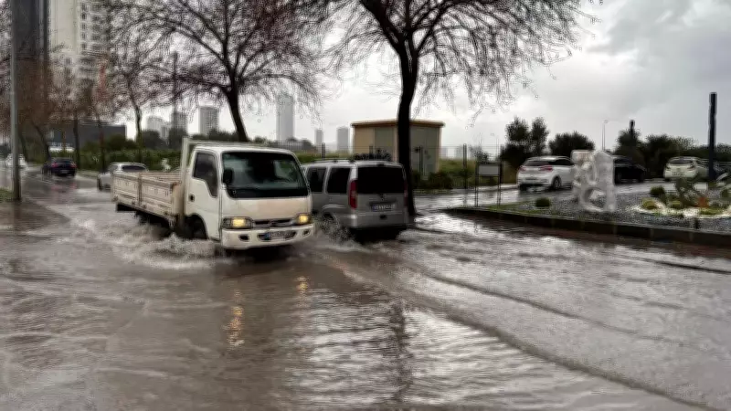 İzmir'de Sağanak Yağış: Sokaklar Göle Döndü, Trafik Felç Oldu