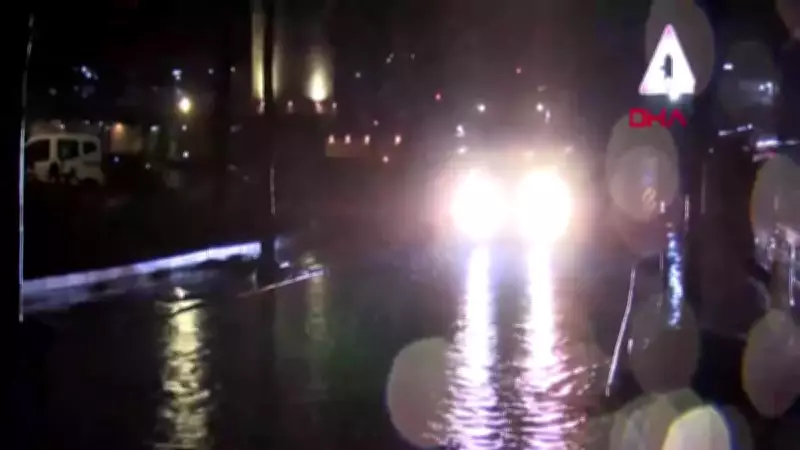 İzmir'de Sağanak Yağış Sokakları Göle Çevirdi, Trafik Felç Oldu