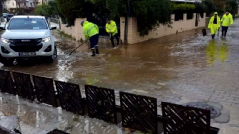 İzmir'de Sarı Kodlu Sağanak: Yollar Göle Döndü, Yağışlar Yarın da Devam Edecek