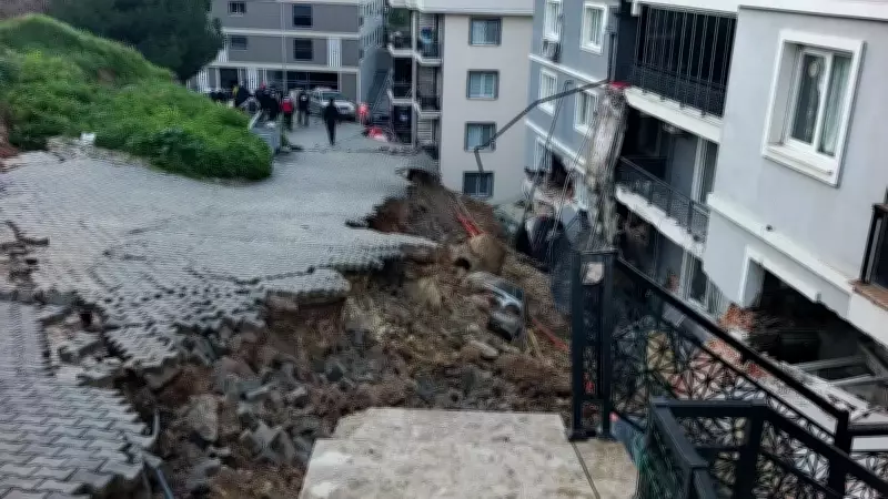 İzmir'de İstinat Duvarı Çöktü: 7 Araç ve Evler Hasar Gördü