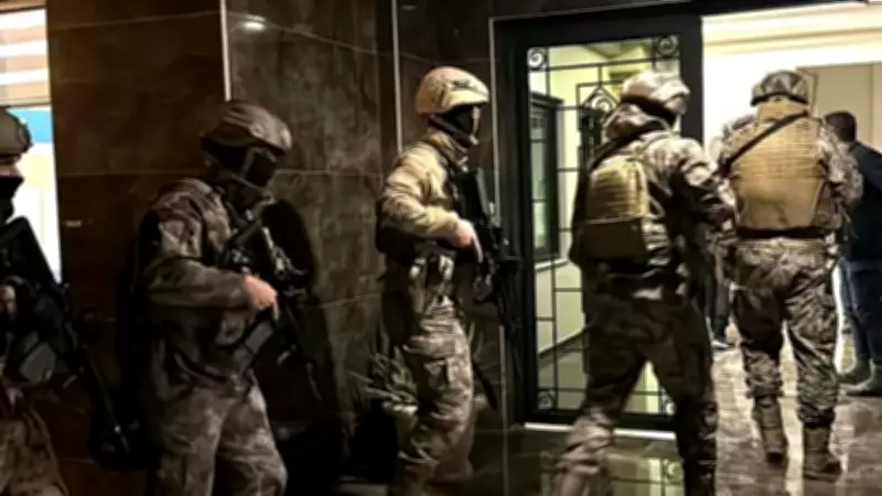 İzmir'de Suç Örgütüne Helikopterli Baskın: 18 Gözaltı, Silahlar Ele Geçirildi